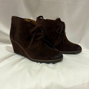 BNWT size 8‎ brown suede booties